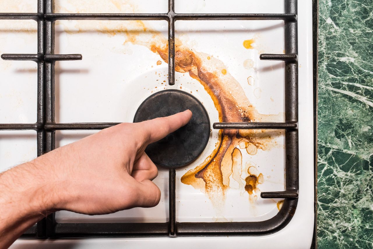 Jak nie ubrudzić kuchenki podczas gotowania, fot. Adobe Stock