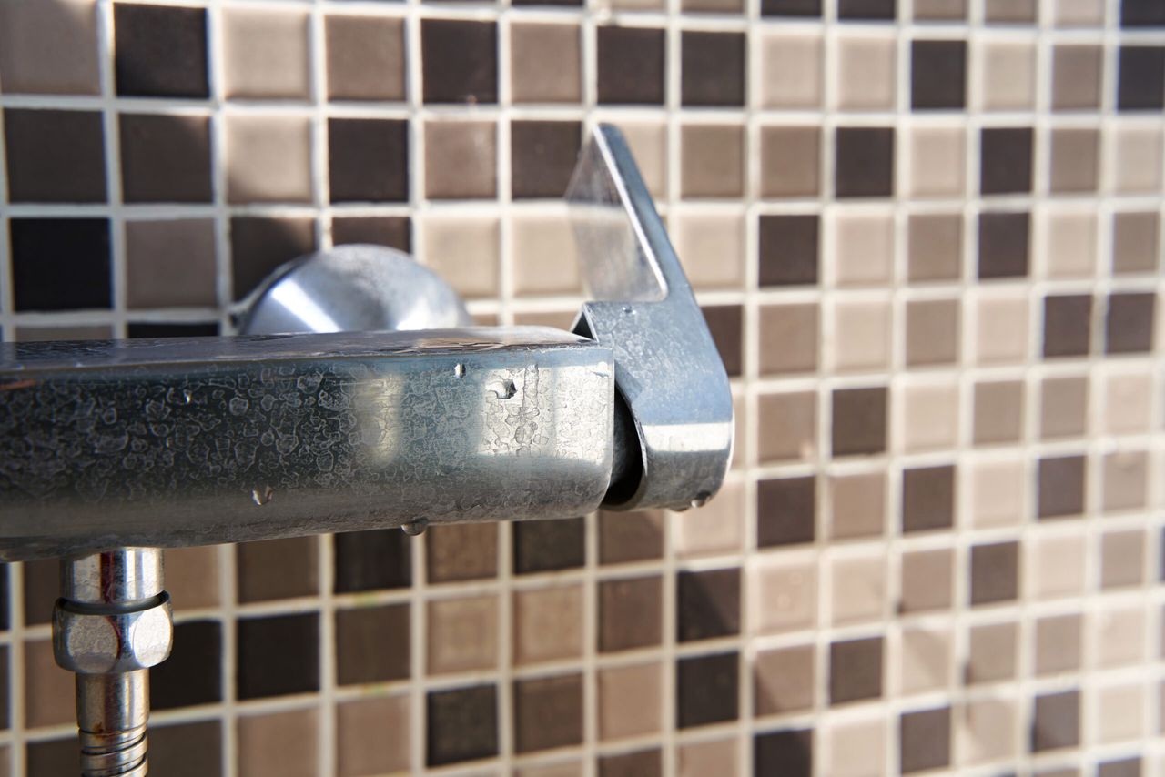 jak usunąć kamień z słuchawki prysznicowej przy pomocy podpaski? fot.  Freepik