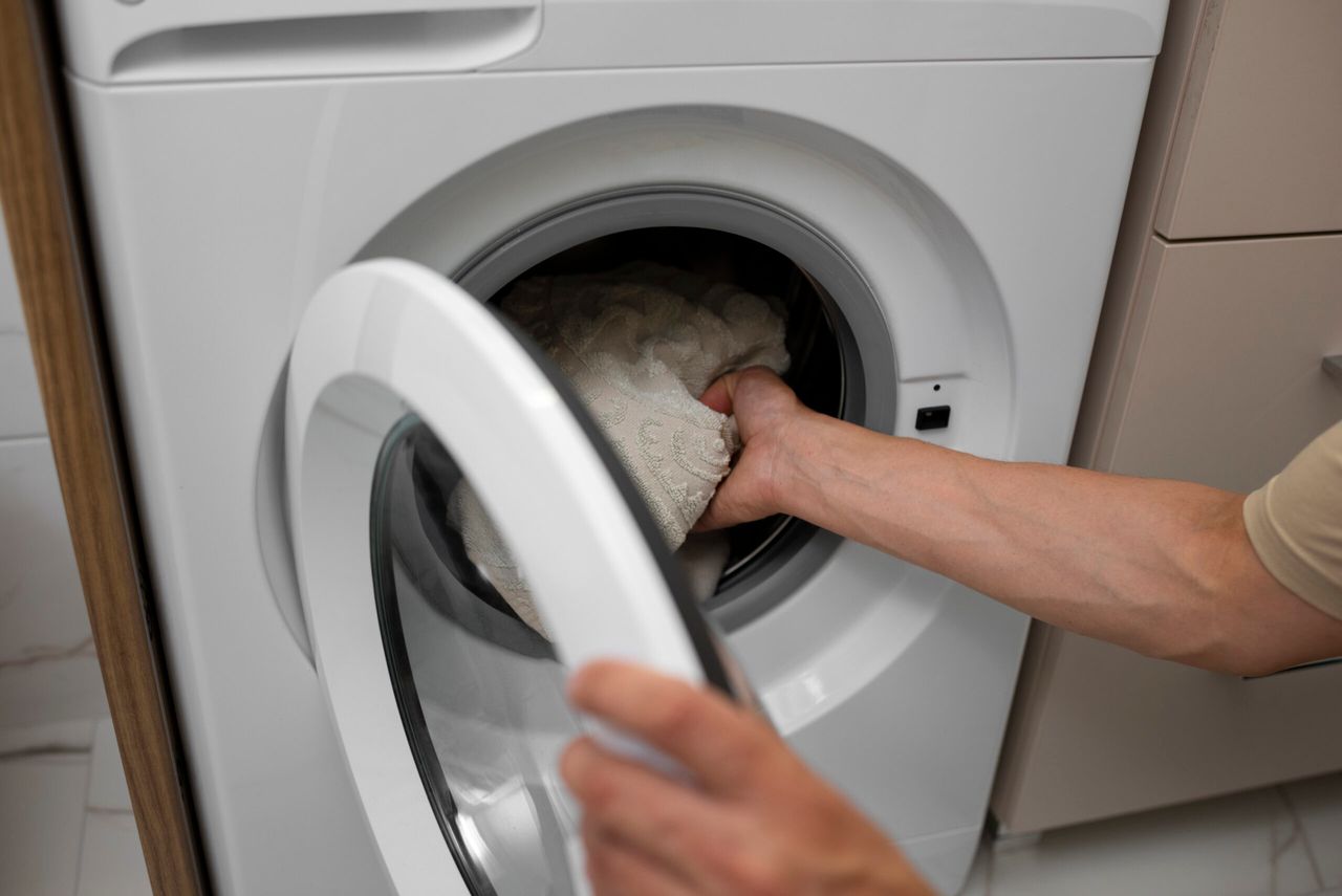 Pleśń w pralce to zwykle wynik zaniedbań higienicznych. Fot. Freepik