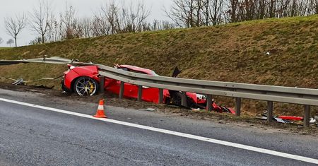 Nowiutkie ferrari rozbite koło Wyrzyska