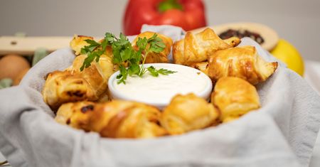 Rogaliki z serkiem topionym i szynką. To będzie hit w twoim domu