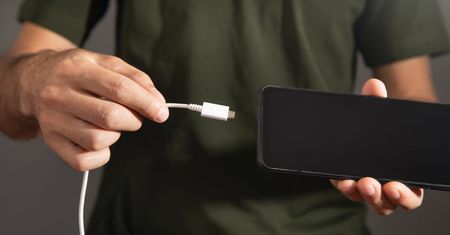 Ładowanie telefonu w ten sposób może mieć opłakane skutki. Wiele osób się o tym przekonało
