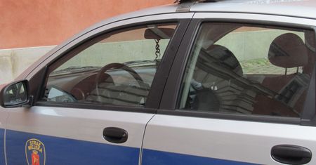 Jego losem zainteresował się przechodzień. Gdy straż miejska chciała mu pomóc, zaczął… uciekać. Miał powód…