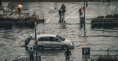 Powódź w Hiszpanii: chłopiec przeżył trzymając się drzewa, na które wszedł gdy woda zepchnęła samochód jego rodziny do rzeki