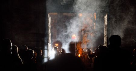 Abp Gądecki poświęcił ogień i odprawił uroczystą mszę św. Wigilii Paschalnej