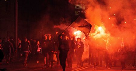 Kibice świętowali do białego rana. Zobacz fotorelację z Mistrzowskiej fety Lecha Poznań