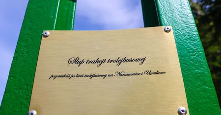 Historyczny słup przypomina o dawnej trasie trolejbusowej w Poznaniu