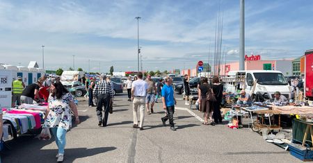 Porażka na starcie! Nowa lokalizacja giełdy staroci przy galerii Auchan rozczarowuje wystawców
