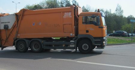 BEZDOMNY ZGINĄŁ W ŚMIECIARCE W POZNANIU. PROKURATURA UMORZYŁA POSTĘPOWANIE