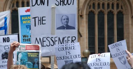 Szwedzki sąd nie wyda nakazu aresztowania J. Assange’a założyciela WikiLeaks