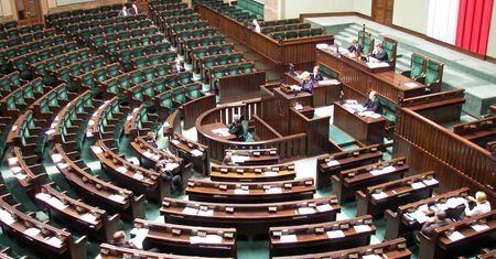 Ipsos: PiS wygrywa wybory parlamentarne z poparciem 43,6 proc. wyborców. Sześć partii w Sejmie, PiS z 239 mandatami