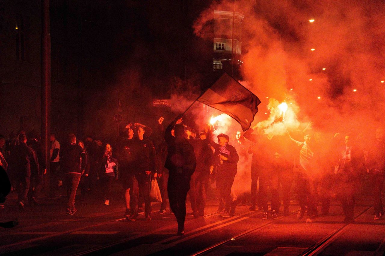 Kibice świętowali do białego rana. Zobacz fotorelację z Mistrzowskiej fety Lecha Poznań