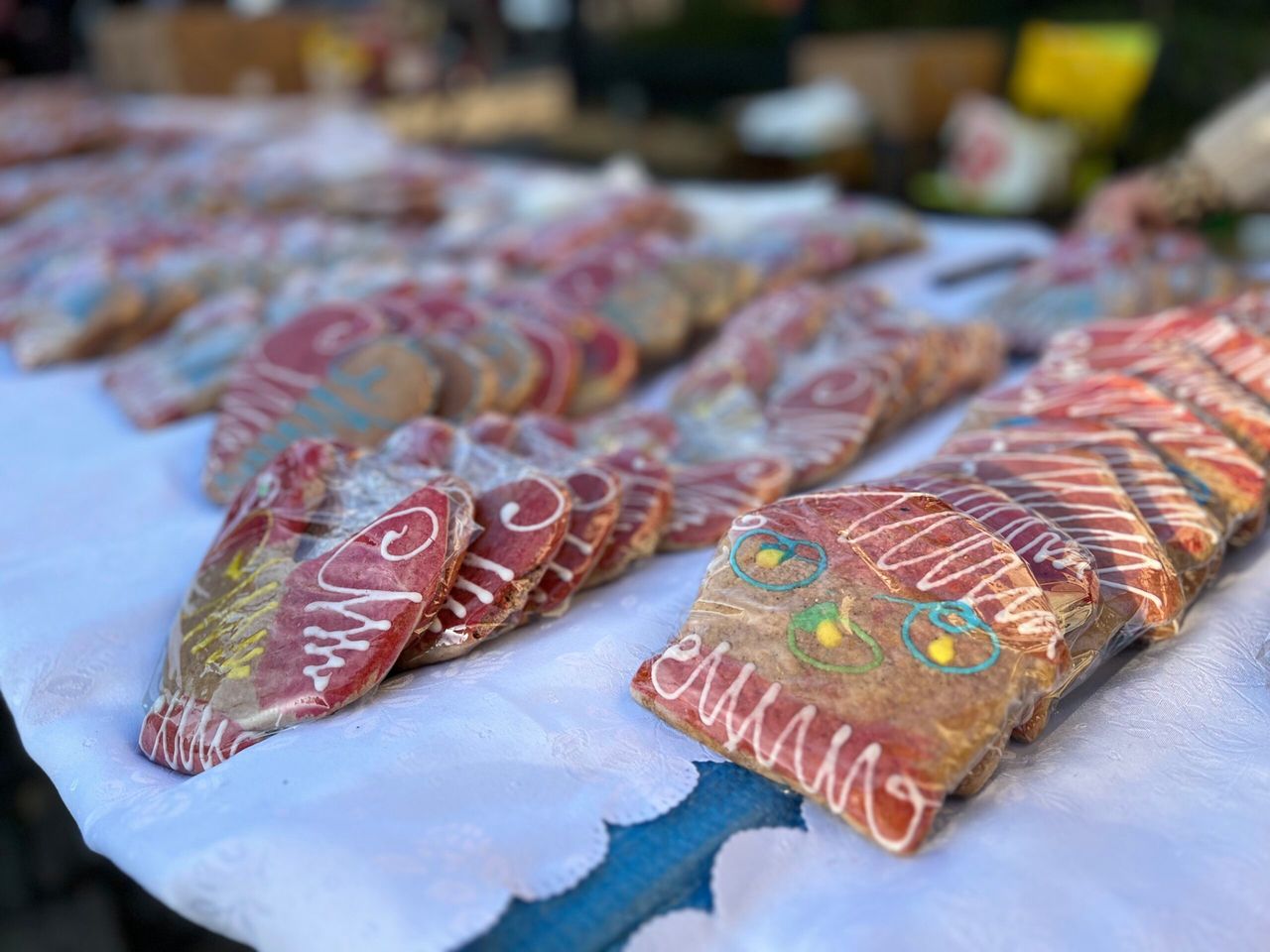 Ten słodki przysmak kupisz przy każdym cmentarzu w Poznaniu: Odkryj legendę poznańskich rur!