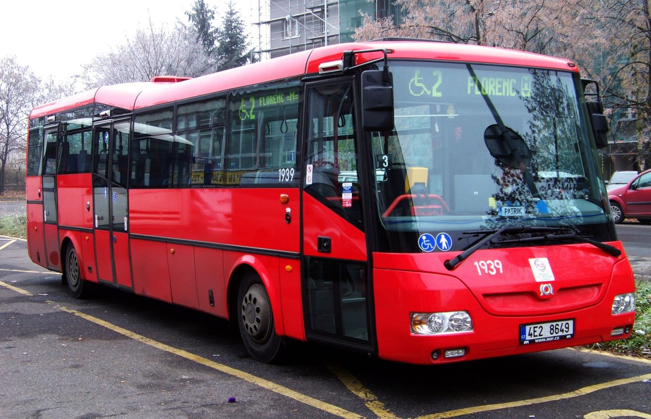 POLICJANT ZATRZYMAŁ PIJANEGO KIEROWCĘ AUTOBUSU, KTУRY WIÓZŁ DZIECI