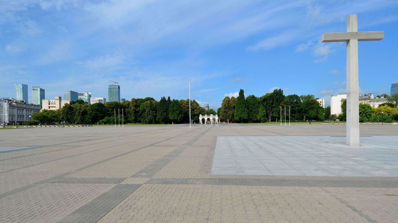 Plac Piłsudskiego przekazany wojewodzie. Stanie tam pomnik smoleński?