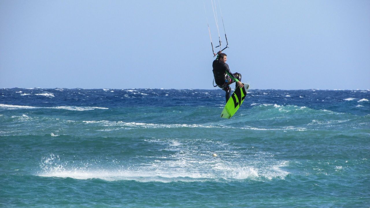 34-letni kitesurfer zginął na Zalewie Mietkowskim. Wiatr rzucił nim o betonowy wał