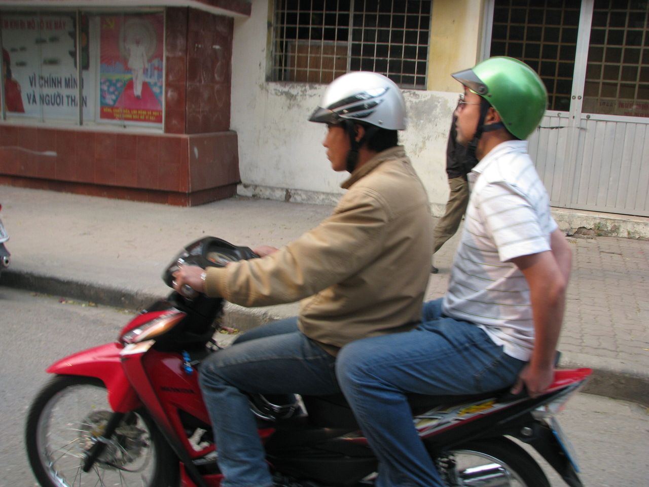 W Wietnamie jak w Polsce, tylko na dwóch kółkach. Kierowcy motocyklowych taksówek próbują walczyć z konkurencją aplikacji mobilnych