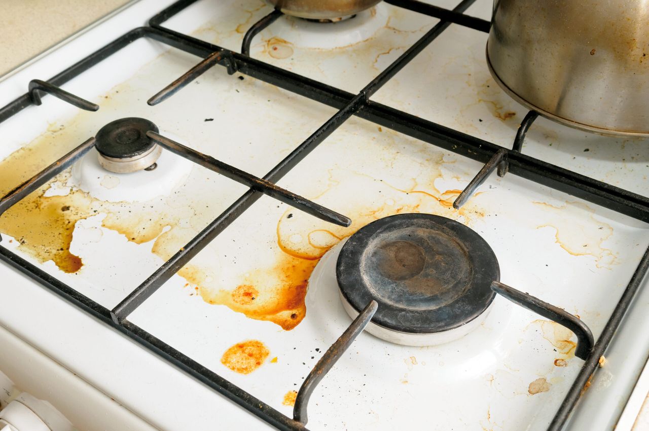 Jak nie ubrudzić kuchenki podczas gotowania, fot. Adobe Stock