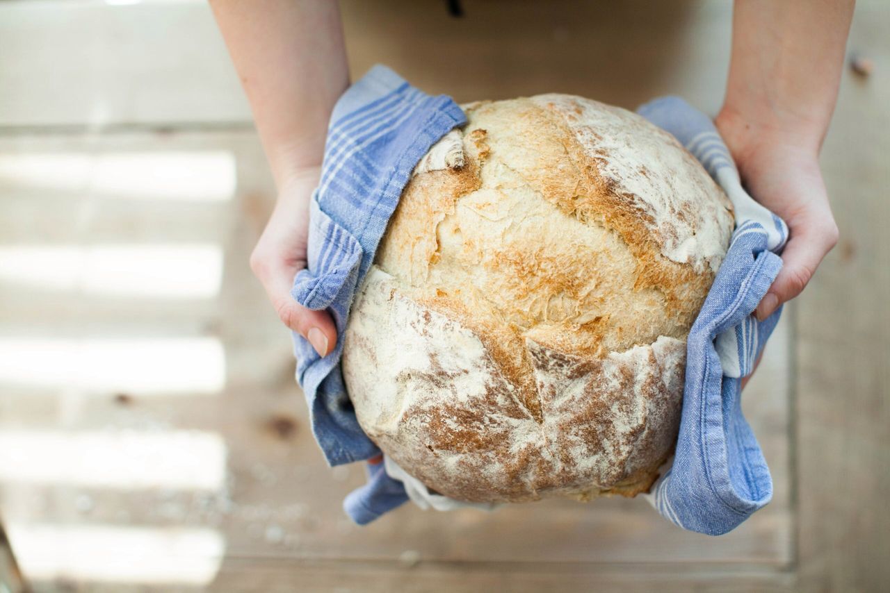 Przepis na domowy chleb, którym zaskoczysz gości. Dodaj garść tych liści