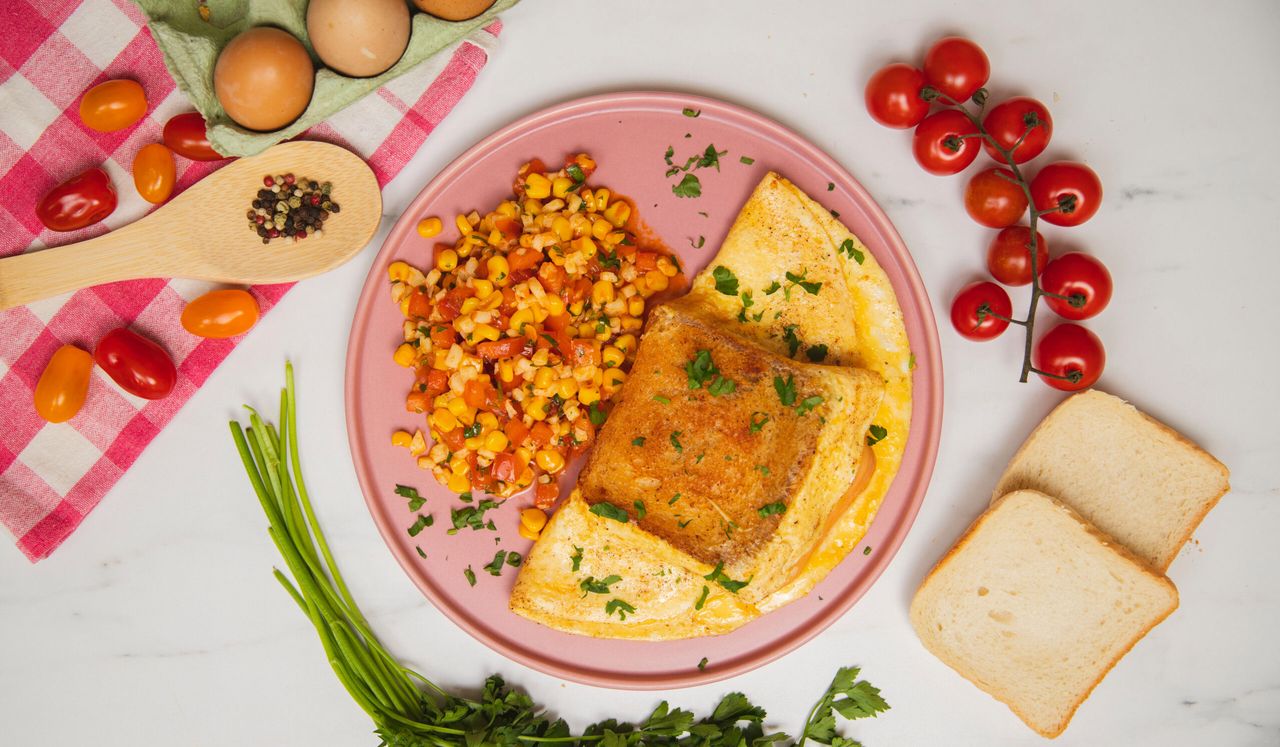 Omlet z serdelkami i prostą sałatką z kukurydzy. Przepis na obłędne śniadanie