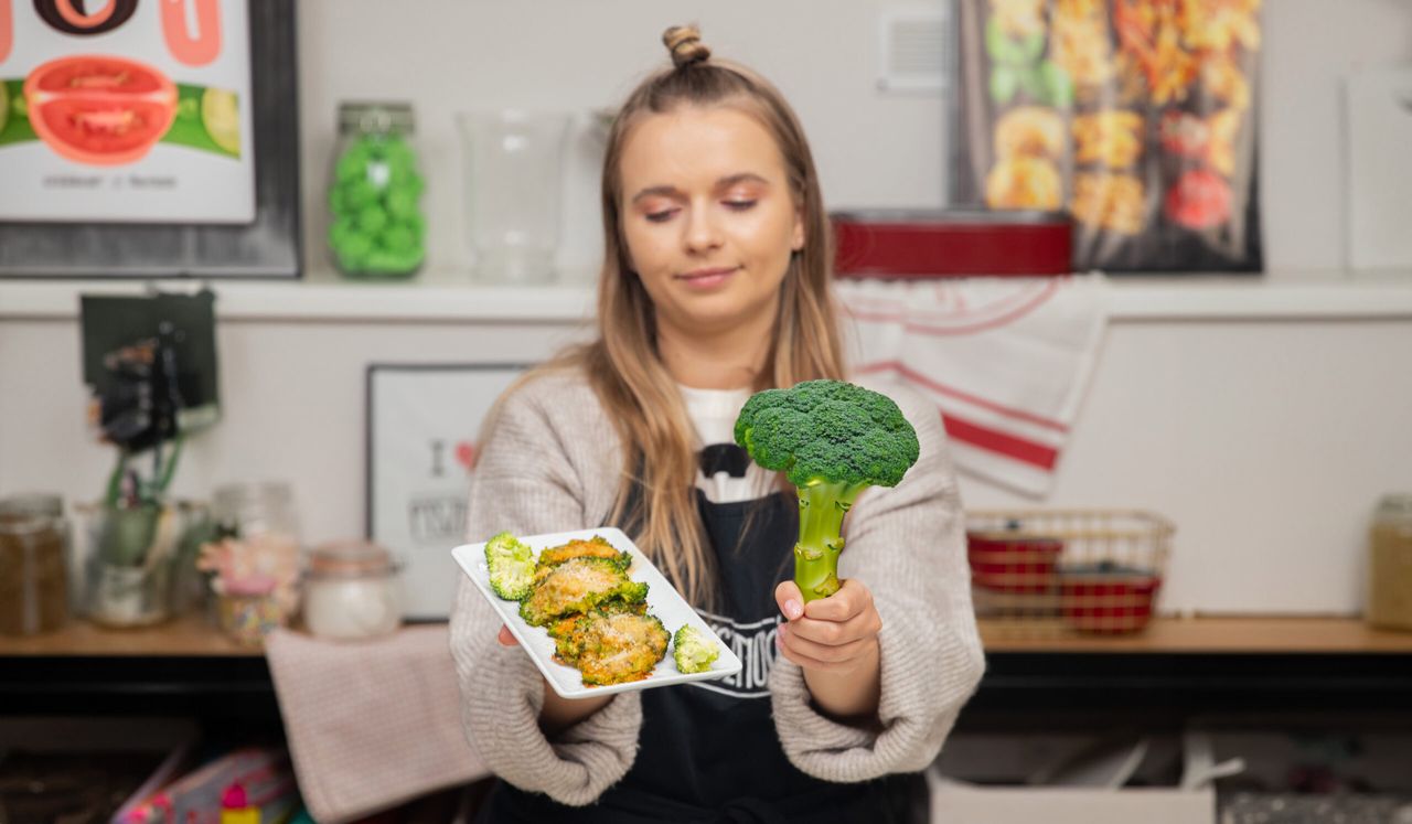 Chipsy z brokuła w parmezanowej panierce. Zdrowa i pyszna przekąska