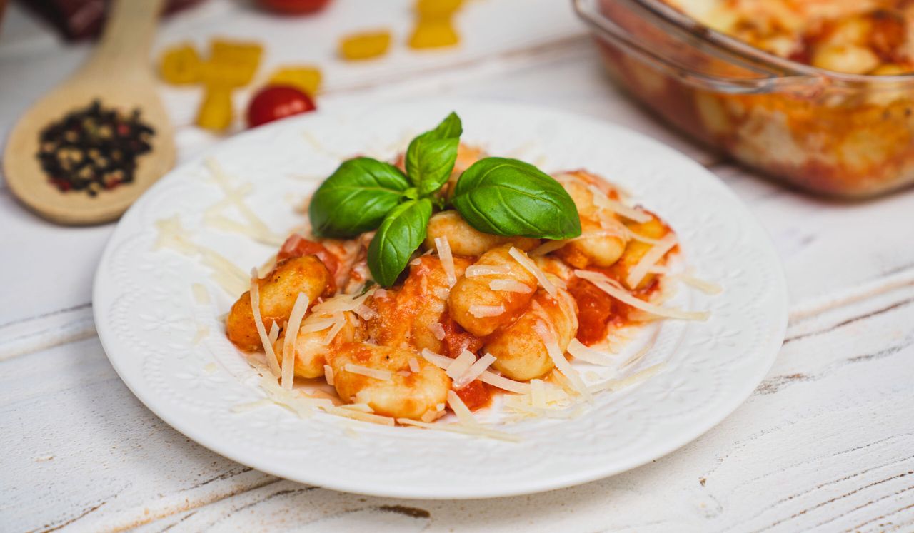 Zapiekane gnocchi w sosie pomidorowym z mozzarellą. Obiad we włoskim stylu