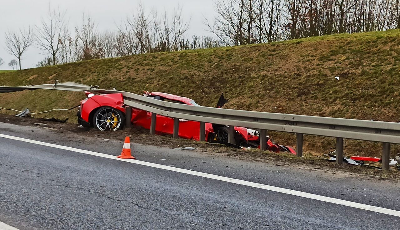 Nowiutkie ferrari rozbite koło Wyrzyska