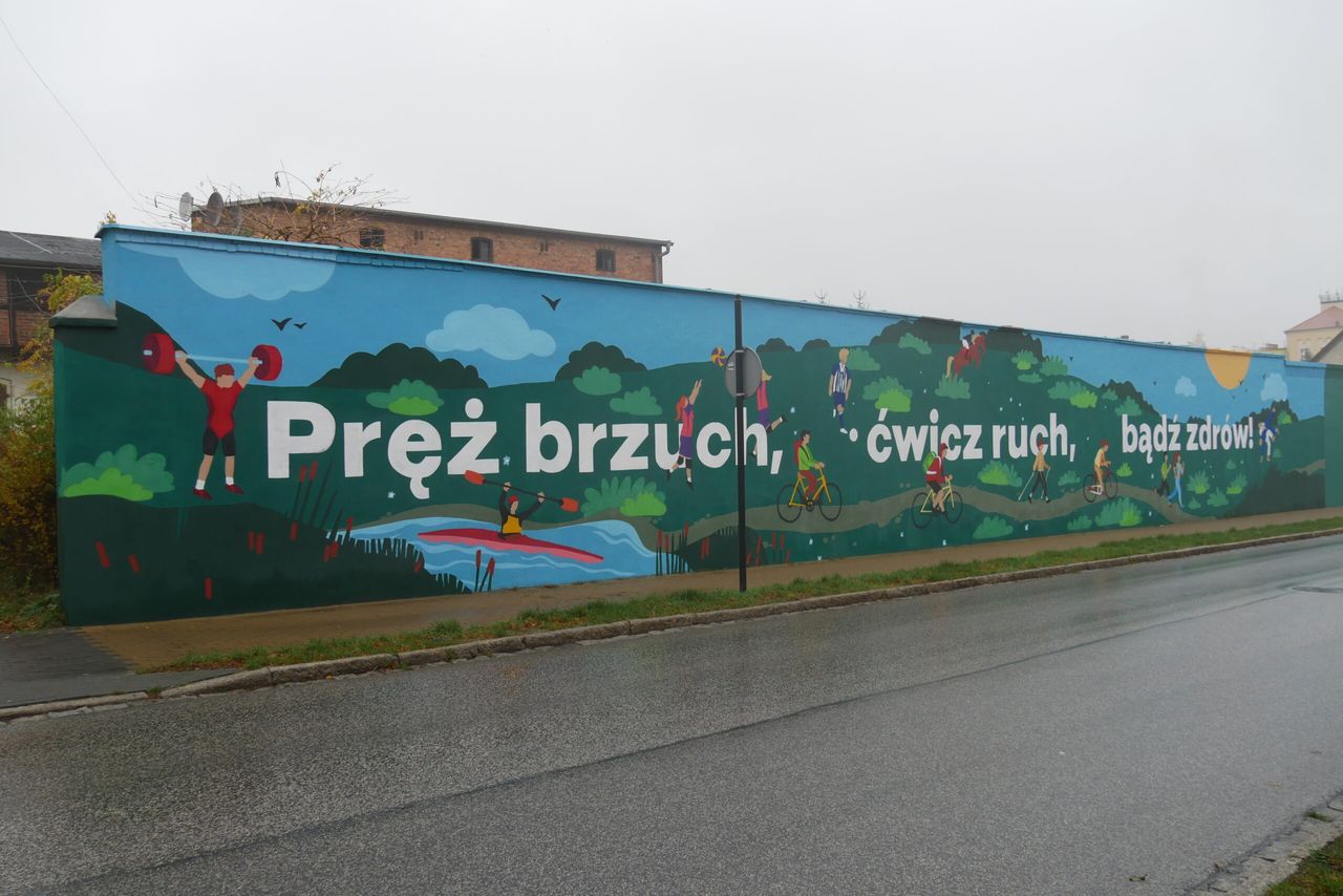 Mural w Trzciance zachęca do aktywności sportowej