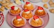 Jogurtowe babeczki z domowym kremem budyniowym i truskawkami to hit tego lata. Piekę je na okrągło