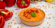 Domowy hummus z pieczoną papryką. Zdrowa przekąska z Bliskiego Wschodu