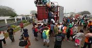 Karawana migrantów opuszcza Veracruz w kierunku północnej granicy, jadąc autostopem na ciężarówkach