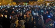 Na Placu Wolności w Poznaniu odbywa się akcja #światełkomyślami z Pawłem Adamowiczem