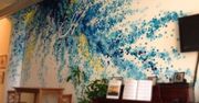 Nietypowy pomysł na ściany i dekorację mebli: kolorowe graffiti