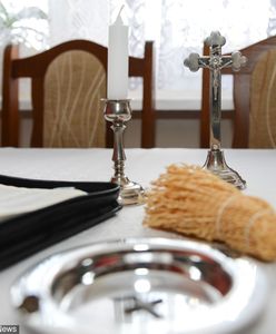 Ksiądz na mszy informuje, kto ile dał po kolędzie. Wyczytuje nazwiska i kwoty