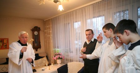 Koperta to najmniejszy problem. Jak naprawdę wygląda kolęda w polskich domach?