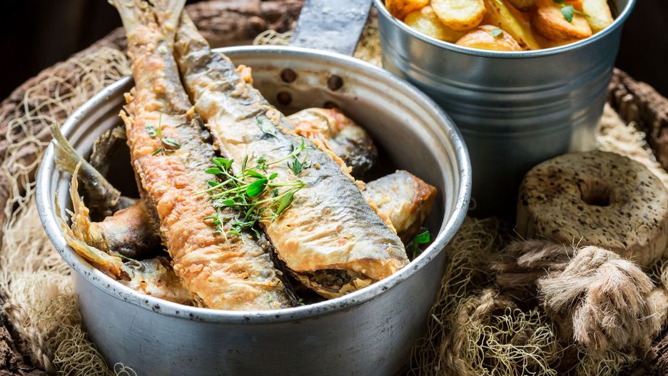 Smażone śledzie w zalewie octowej. Pyszna rybka na kolację