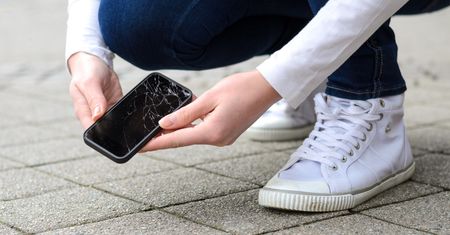 Koniec z pękaniem telefonów. Wynaleziono nowy, wytrzymały materiał