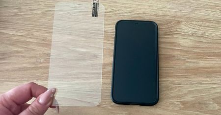 Warto przyklejać szkło hartowane lub folię na telefon? To ochrona czy chwyt marketingowy?