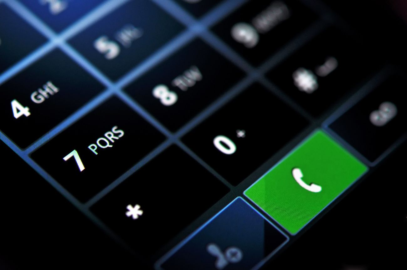 Praktyczny telefon bez nadmiaru funkcji jest dużo tańszy od smartfona