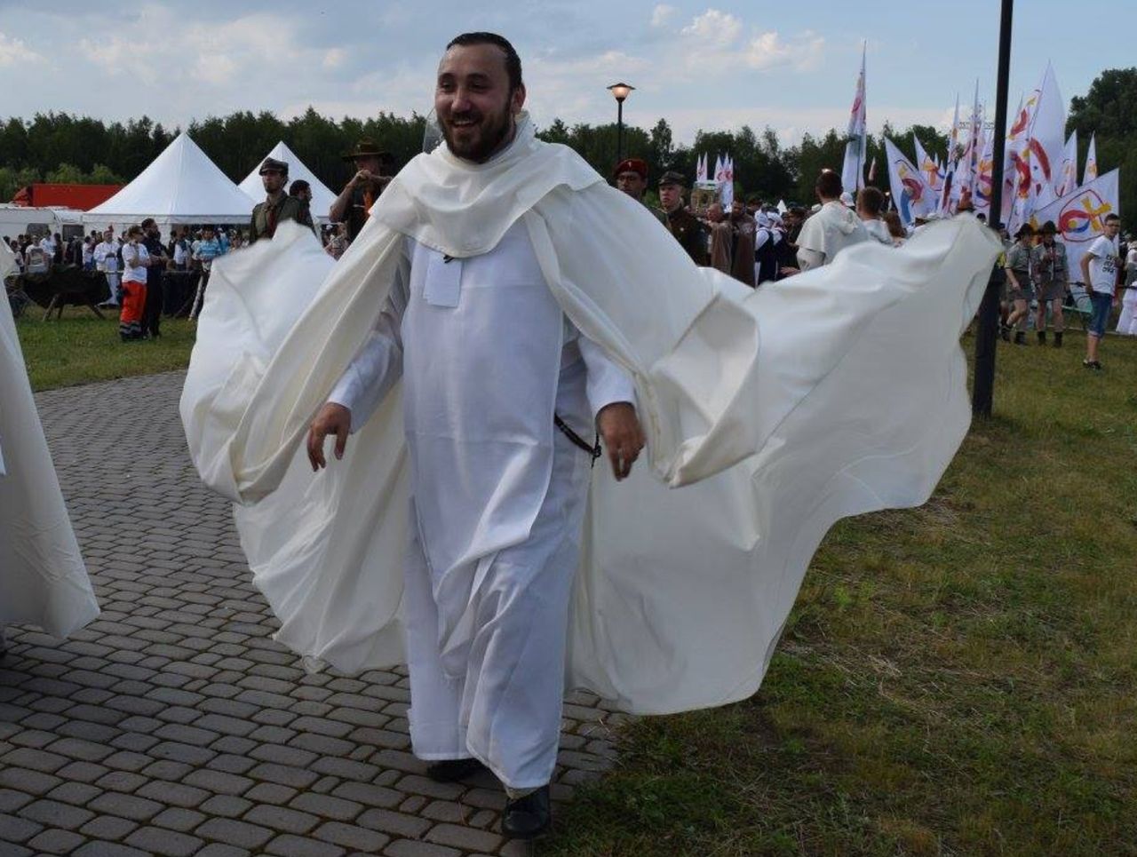 Ksiądz Michał Legan spowiada na Pol'and'Rock. Często zdarza się, że robi to przed toi-toiami