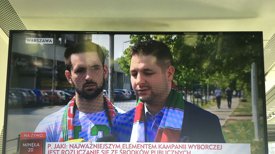 Patryk Jaki w szaliku Legii Warszawa