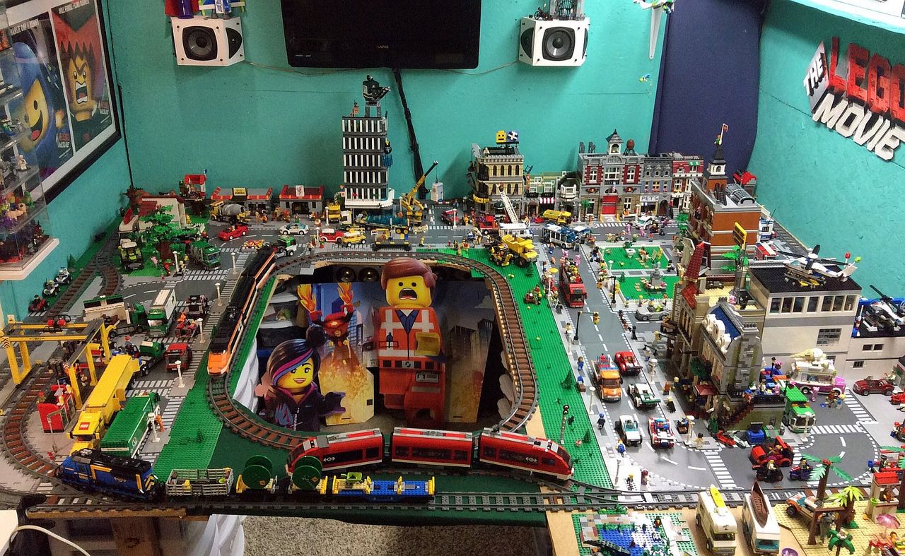 Dorośli, którzy bawią się klockami