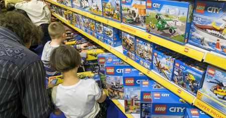 Klocki Lego sprzedają się lepiej, ale firma zarabia mniej. Dużo inwestuje