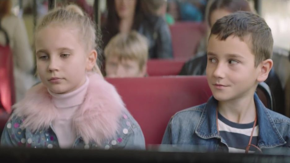 Indiański talizman przynosi bohaterowi reklamy szczęście. Ale chłopiec wie, że szczęściem warto się podzielić