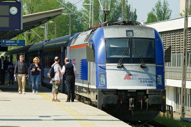 Coraz więcej pociągów w Polsce przyjeżdża punktualnie. Jest jednak pewien haczyk.
