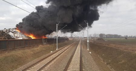 Pożar przy torowisku. Utrudnienia na trasie Poznań-Wrocław