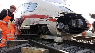 Robotnicy podnoszą uszkodzoną lokomotywę