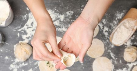 Dlaczego pierogi nie chcą się sklejać? Ważny jest tu jeden szczegół