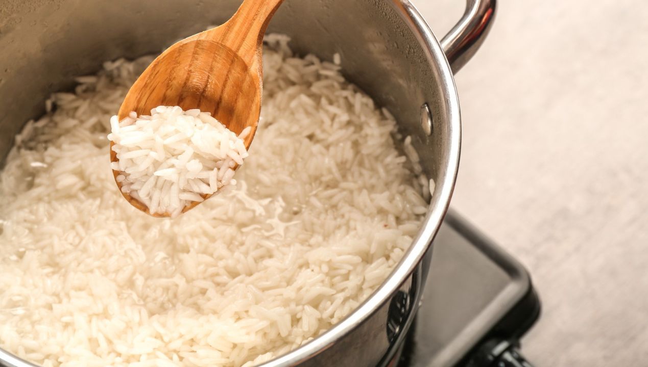 Włóż jedną rzecz do garnka, a ryż nie będzie przywierał ani się sklejał