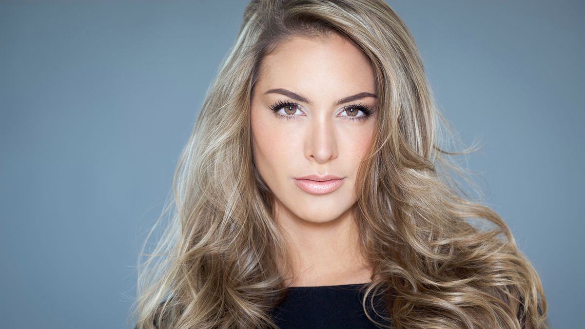 Baleyage na blond włosach daje efekt rozświetlonej i lekkiej fryzury.